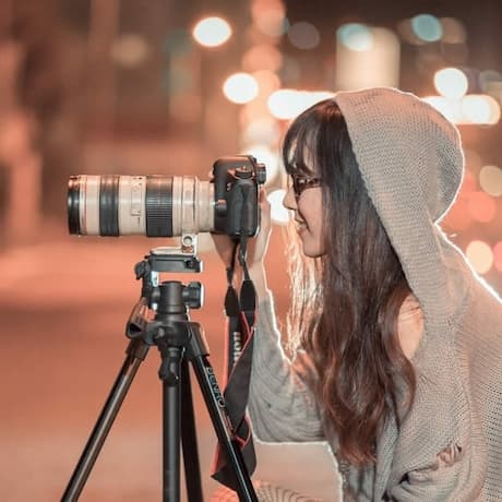 femme avec un appareil de photographie professionnel
